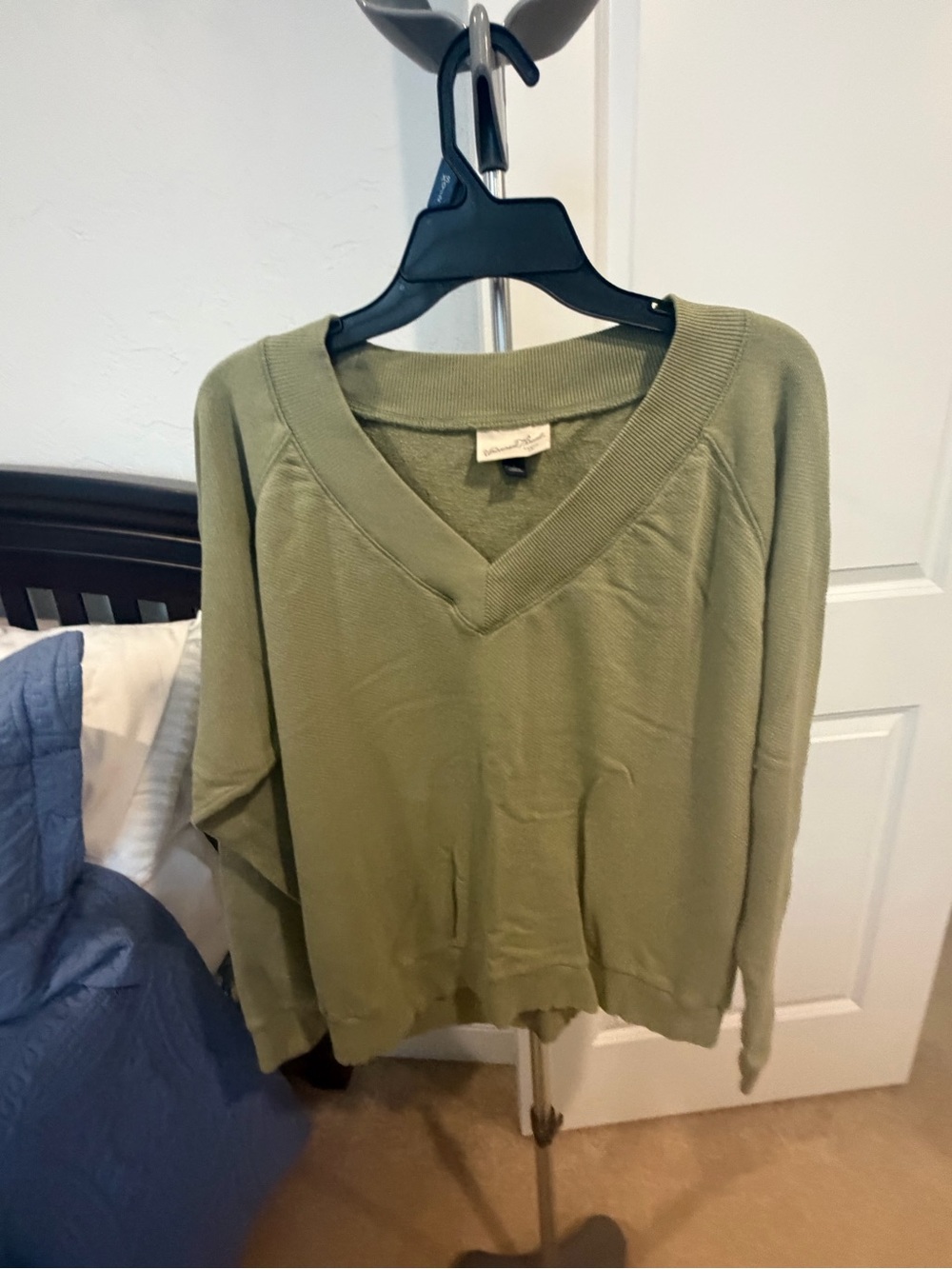 Universal Thread Olive Green V-Neck Pullover Sweater